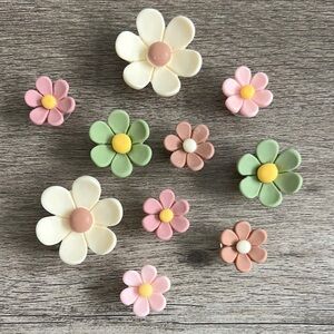Jibbitz. Set of 10. Resin 3D flower power. Super cute. Fits Crocs & similar.